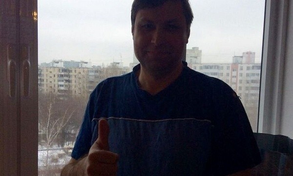Мужчина показывает большой палец вверх у окна