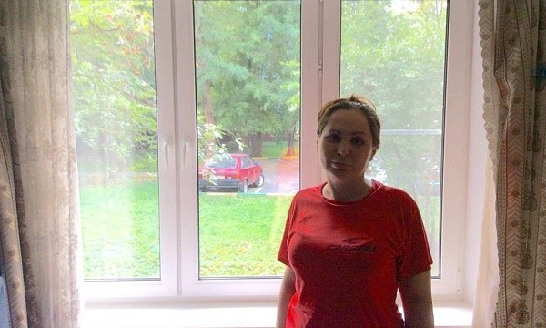 Женщина на фоне пластиковых окон в Москве