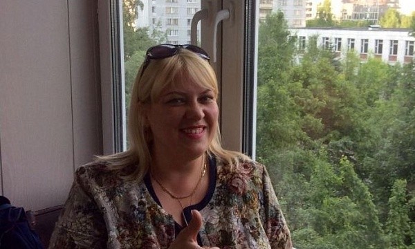 Женщина демонстрирует окно с видом на город