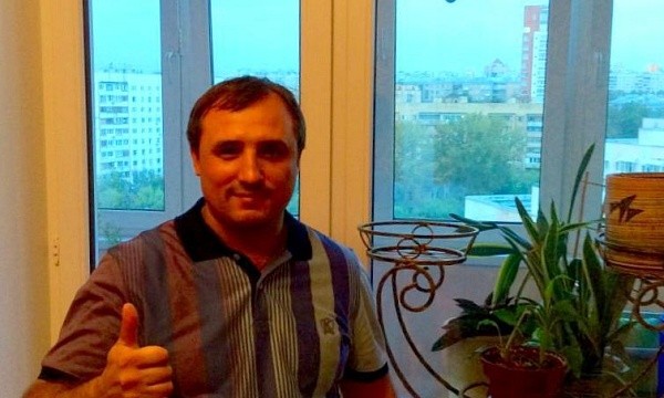 Довольный клиент у окна в Москве