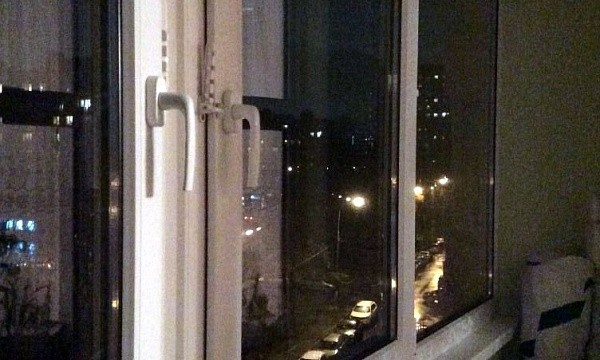 Белое пластиковое окно с двойным стеклопакетом