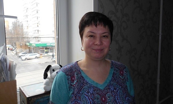 Женщина у окна с видом на Москву
