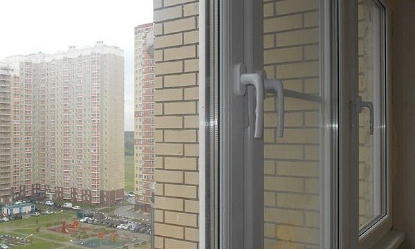 Теплое остекленение балкона жилого комплекса