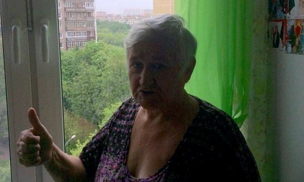 Пожилая женщина с окнами на Ярославском шоссе