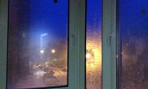 Окно с вечерним видом на Москву