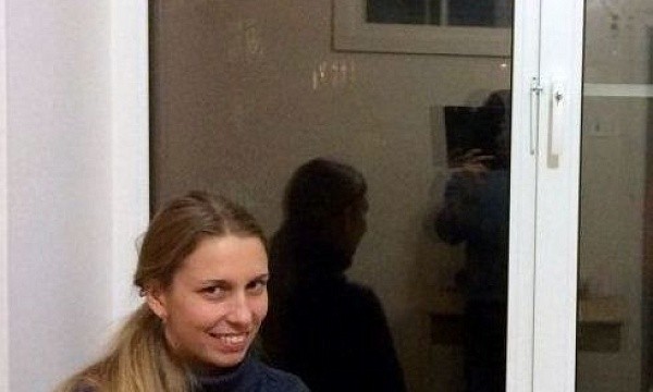 Пластиковое окно с девушкой в Москве