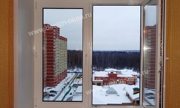 Белое пластиковое окно с видом на новый