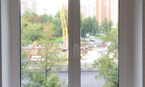 Белое двухстворчатое окно на строительной площадке